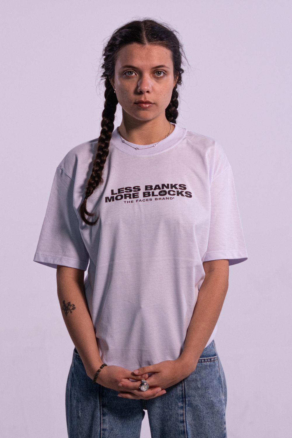 Camiseta Streetwear - LESS BANKS MORE BLOCKS - BRANCA