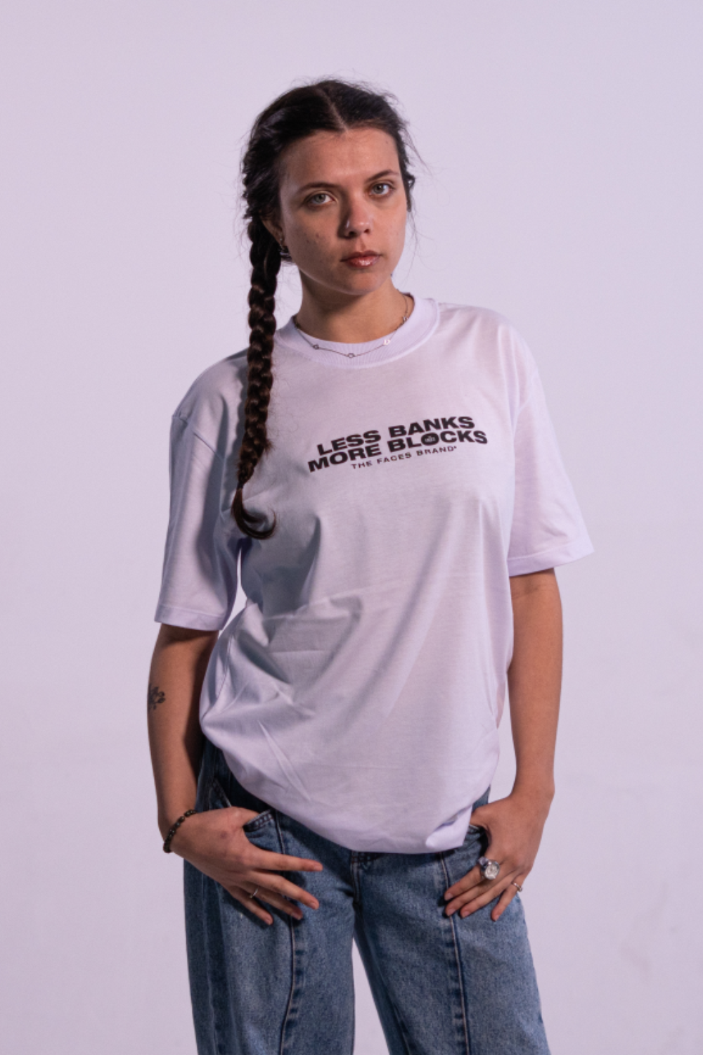 Camiseta Streetwear - LESS BANKS MORE BLOCKS - BRANCA