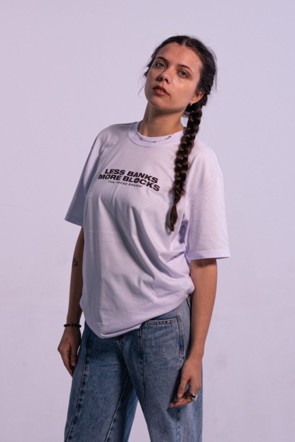 Camiseta Streetwear - LESS BANKS MORE BLOCKS - BRANCA