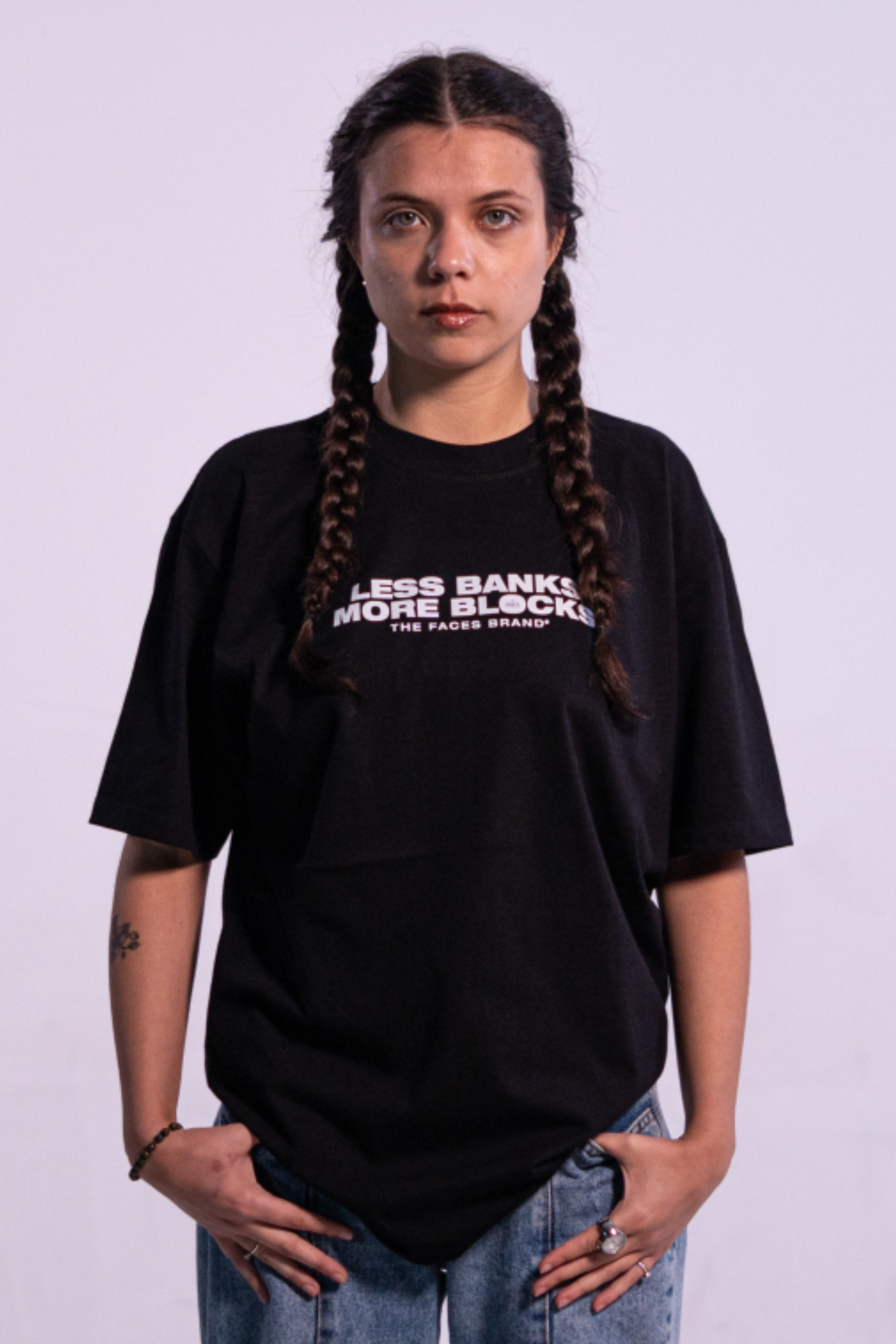 Camiseta Streetwear - LESS BANKS MORE BLOCKS - PRETA