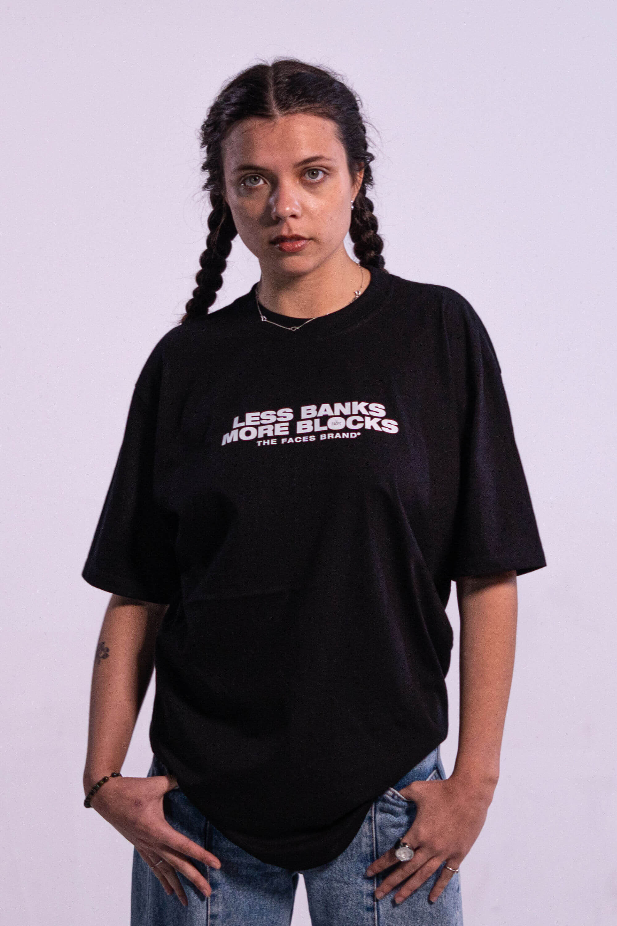 CAMISETA PREMIUM STREETWEAR - LESS BANKS MORE BLOCKS - PRETA
