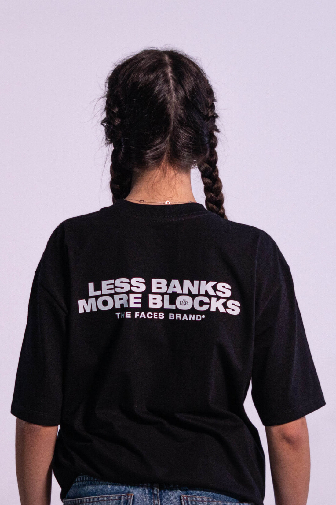 CAMISETA PREMIUM STREETWEAR - LESS BANKS MORE BLOCKS - PRETA