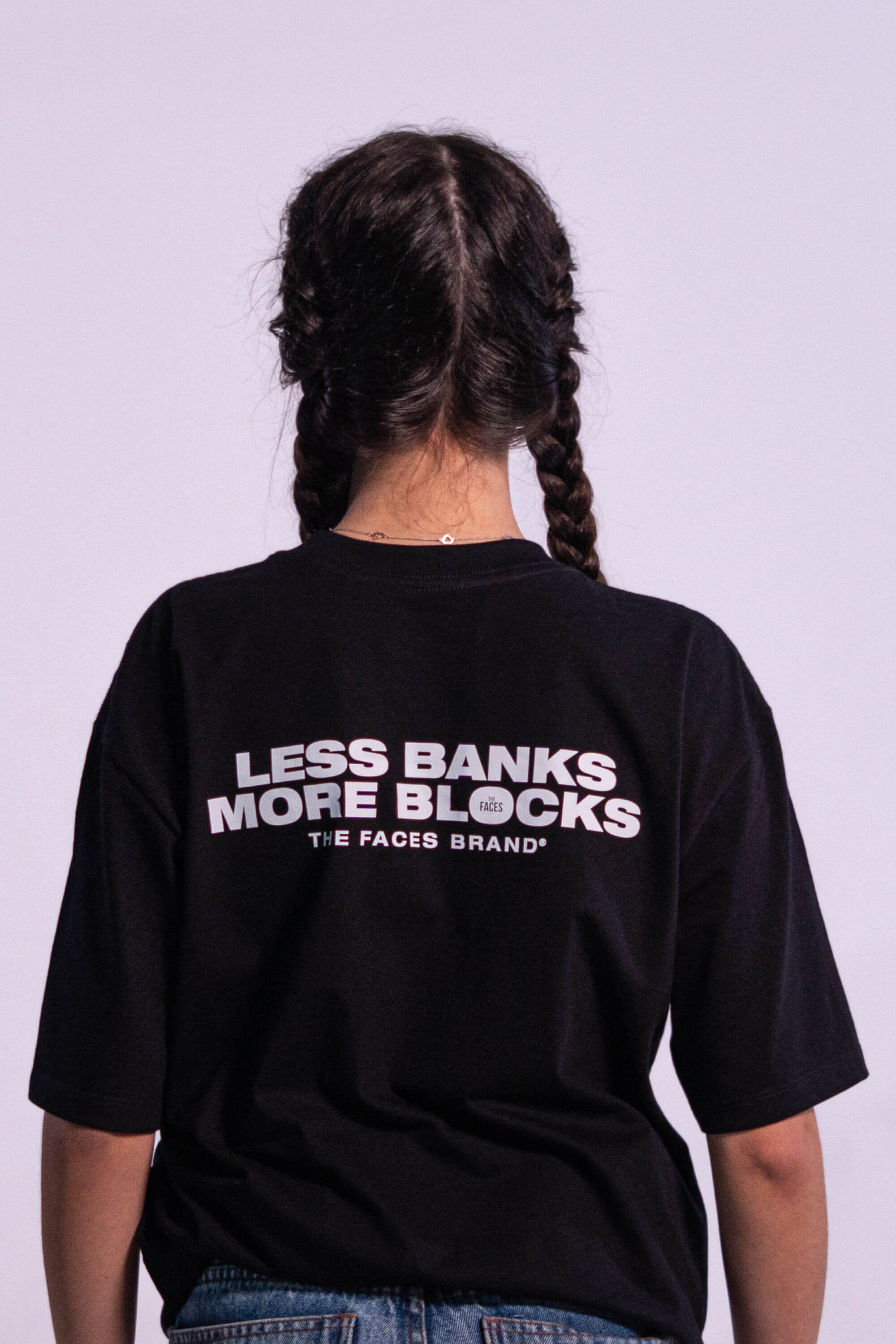 CAMISETA PREMIUM STREETWEAR - LESS BANKS MORE BLOCKS - PRETA