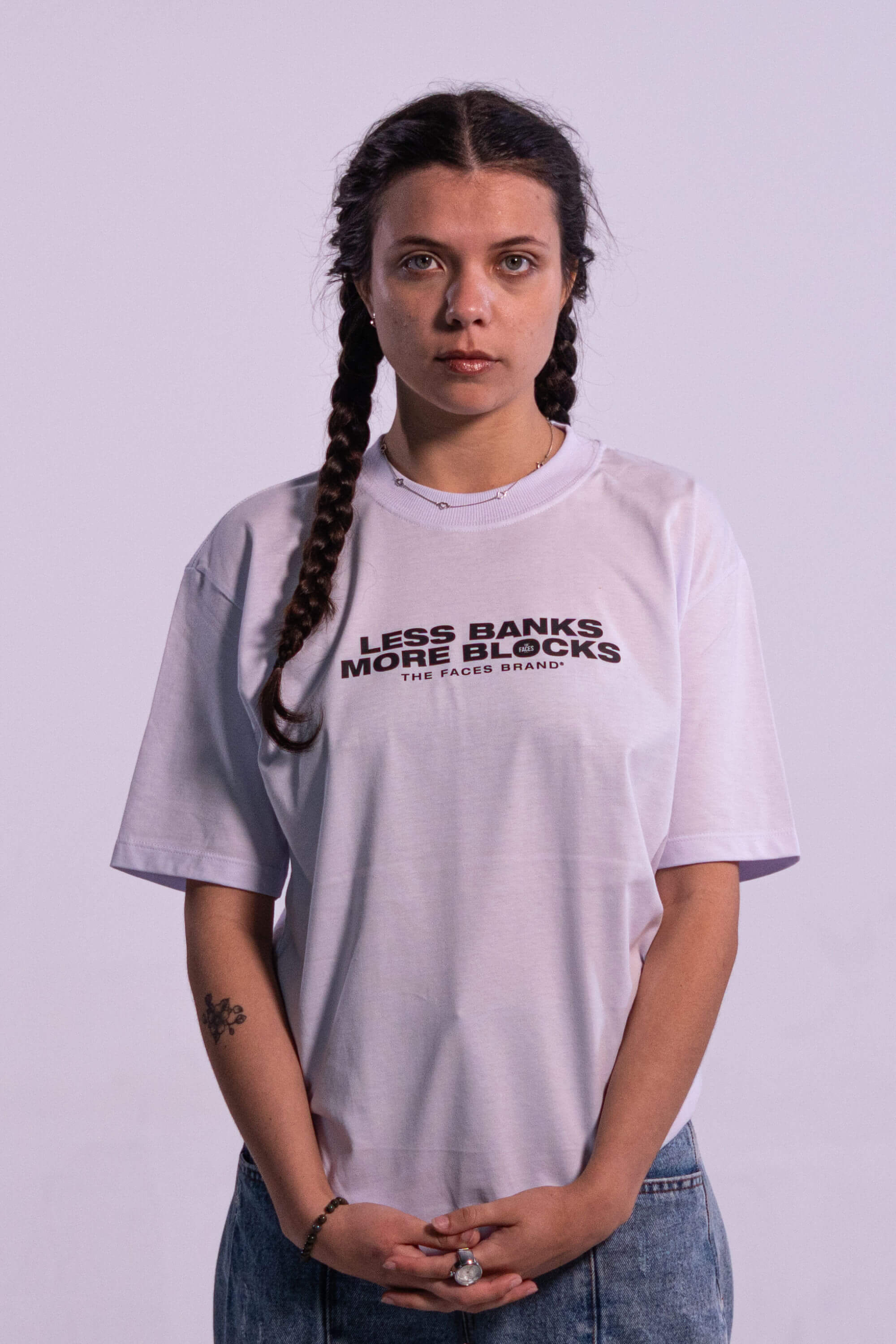 CAMISETA PREMIUM STREETWEAR - LESS BANKS MORE BLOCKS - BRANCA