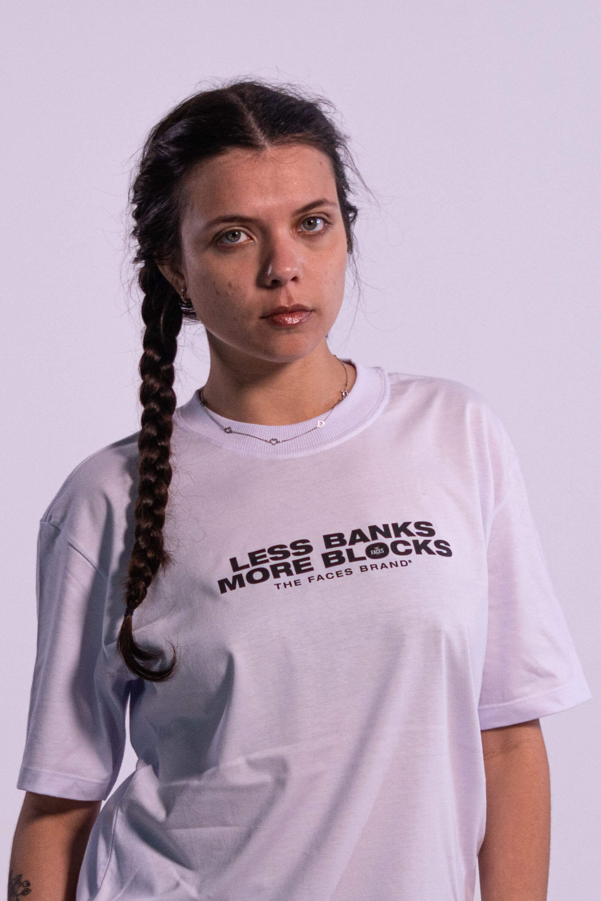 CAMISETA PREMIUM STREETWEAR - LESS BANKS MORE BLOCKS - BRANCA